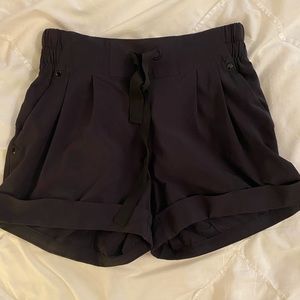 Black drawstring Hugh waisted lululemon shorts!